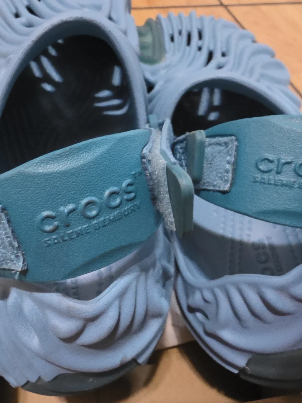 salehbemberry CROCS 7y Aqua Textured Slide with Adjustable Heel Strap.